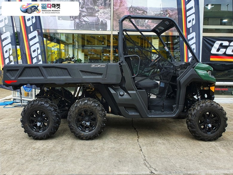 캔암 디펜더 6x6 DPS 2023년식 [NEW 캔암 디펜더 시리즈] 6X6 오프로드의 무한한 기술과 기동성, 뛰어난 적재력과 가장 견고하고 탁월한 주행성능 DEFENDER 6X6 DPS