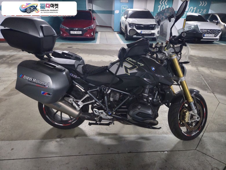 BMW R 1200 R 2015년식 2015년식 BMW R1200R (타이어 엔진오일 새거 교체)
