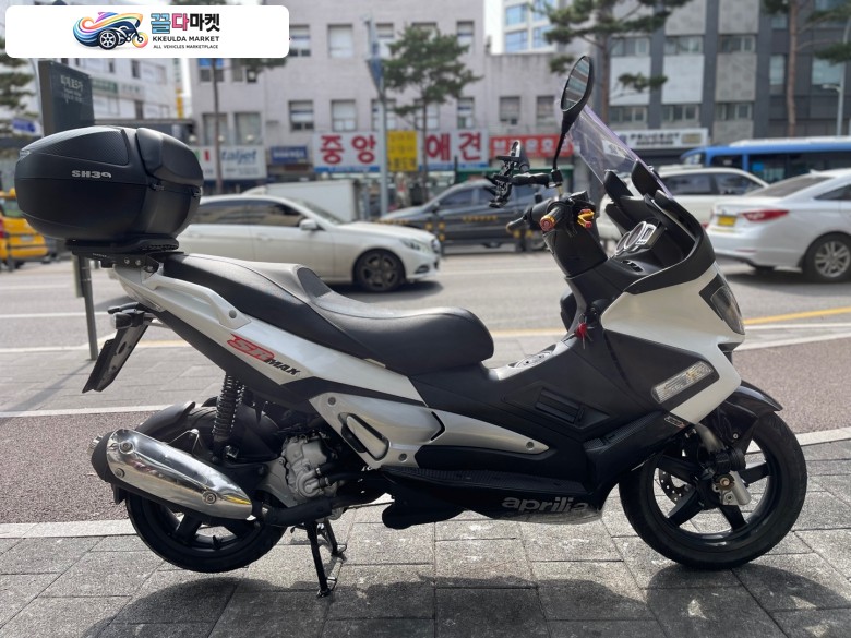 아프릴리아 SR MAX 300 2016년식 아프릴리아 SRMAX 300 / 1.7만KM 생태 좋은 컨디션 / 대차,캐피탈,할부 환영