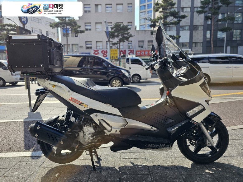 아프릴리아 SR MAX 300 2017년식 아프릴리아 SRMAX 300 / 1.2 만KM 생태 좋은 컨디션 / 대차,캐피탈,할부 환영