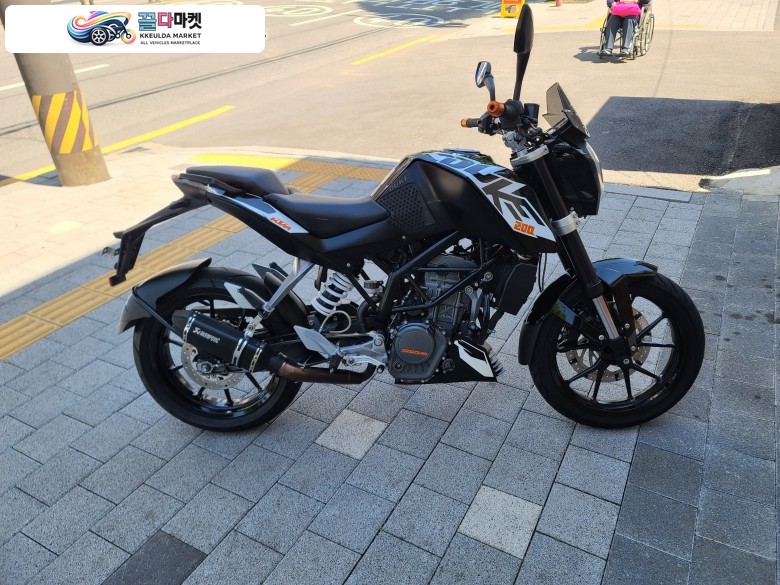 KTM 200 듀크 2016년식 2016 듀크 200 보시고 전화 주셔요 최상급 차량 입니다