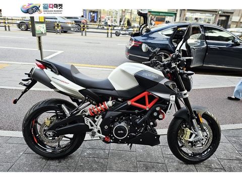 아프릴리아 쉬버 900 2018년식 아프릴리아 쉬버 900   실키로수 90 km   신차급매물