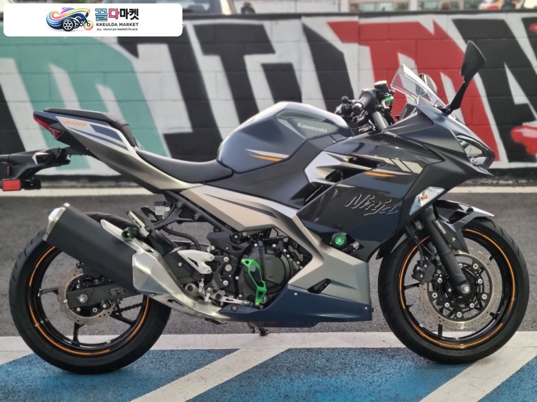 가와사키 닌자 400 ABS 2023년식 2023년식 3598km 주행한 상태좋은 닌자 400 ABS 블루 분양중 제1금융권 현금할부 및 신용카드가능 가와사키 부산점 SN바이크