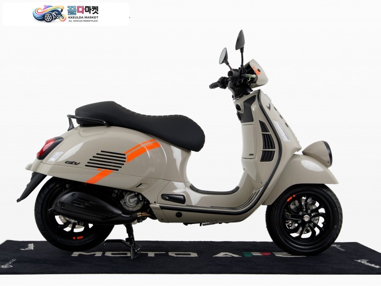 베스파 GTV 300 2025년식 [베스파공식]무료배송+카드무이자 ~16개월, 신형 GTV 300 스마트키 - 베이지 사비아