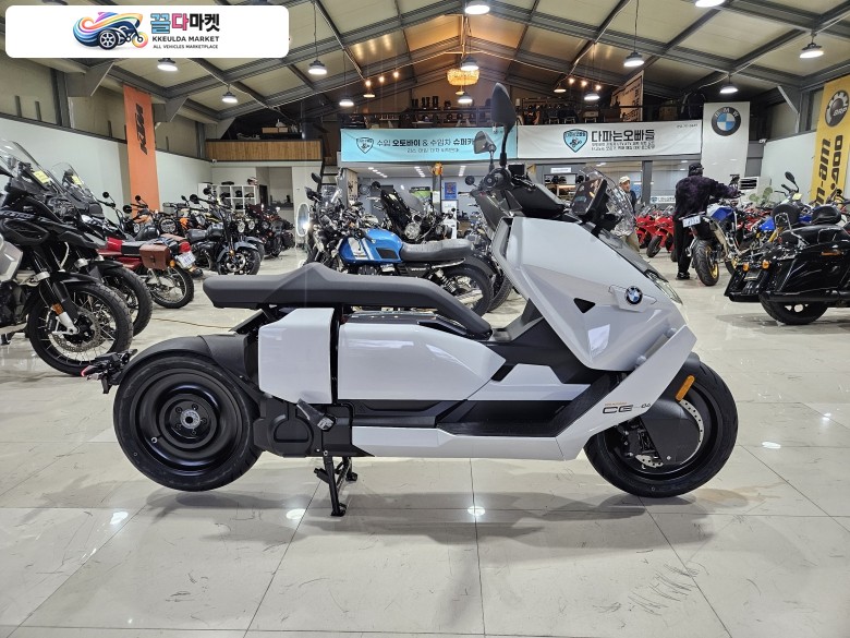 BMW CE 04 2023년식 BMW 전기스쿠터 CE04 화이트 색상 입니다