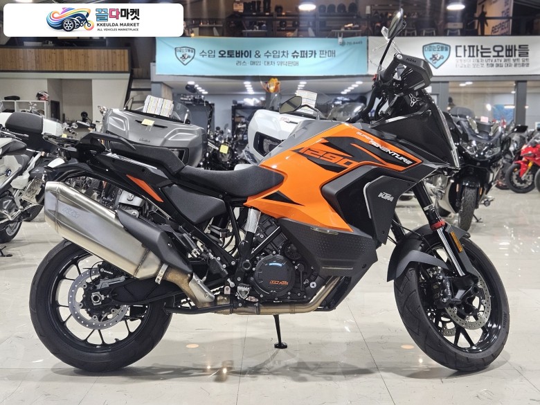 KTM 1290 슈퍼 어드벤쳐 S 2022년식 다파는오빠들 멀티퍼포즈의 끝판왕 KTM 1290 슈퍼어드벤쳐 S 입니다~ 대차 매입 할부 리스 가능하십니다^^
