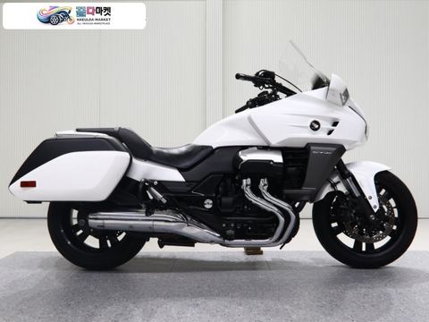 혼다 CTX 1300 2014년식 키로수 짧고 컨디션 좋은 흰둥이