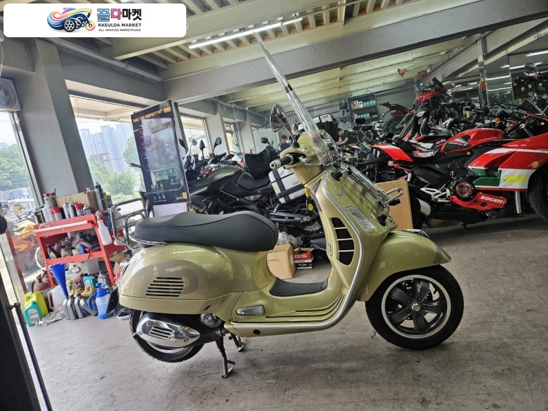 베스파 GTS 300 75주년 스페셜에디션 2021년식 피아지오 베스파 GTS300 75주년 모델 판매합니다.