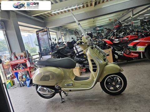 베스파 GTS 300 75주년 스페셜에디션 2021년식 피아지오 베스파 GTS300 75주년 모델 판매합니다.