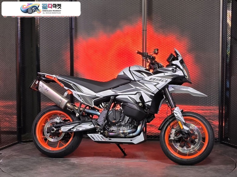 KTM 890 SMT 2023년식 KTM 890SMT 짧은 키로수 판매합니다.
