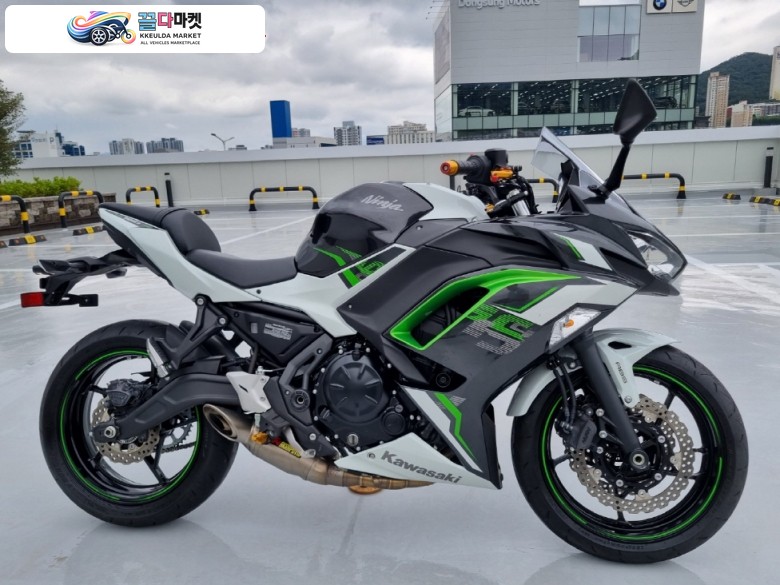 가와사키 닌자 650 ABS 2022년식 2022년식 1783km 닌자 650 ABS 아크라포빅 풀시스템 머플러 구변완료 분양중. 12개월~36개월 신용카드 무이자 할부가능.