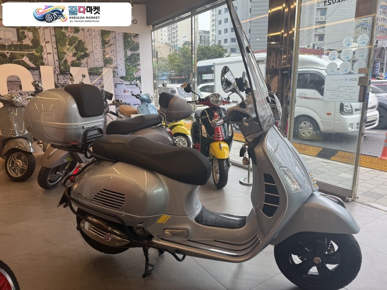 베스파 GTS 300 슈퍼테크 2023년식 베스파gts300 23년식 적은키로수 민트급 판매합니다