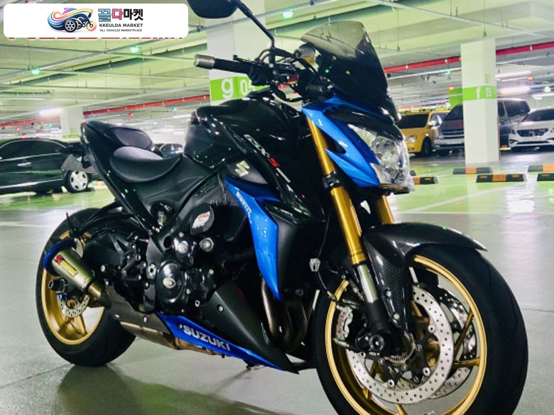 스즈끼 GSX S 1000 2018년식 튜닝 많이되어있고 관리잘된 스즈키 GSX-S1000 18년식 판매합니다