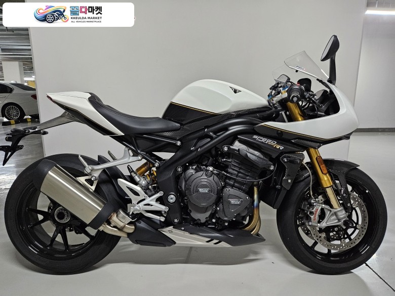 트라이엄프 스피드 트리플 1200 RR 2023년식 앞뒤 올린즈 전자식 서스펜션+브렘보 스틸레마 브레이크와 매력적인 3기통 엔진의 완벽한 조화