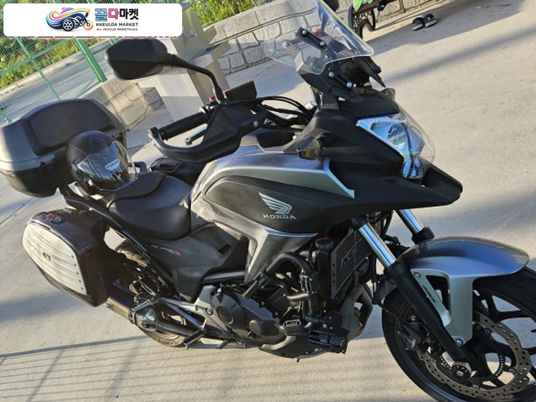 혼다 NC 750 X 2015년식 엔진잡소리없고 잘치고나가고 상태최상입니다.