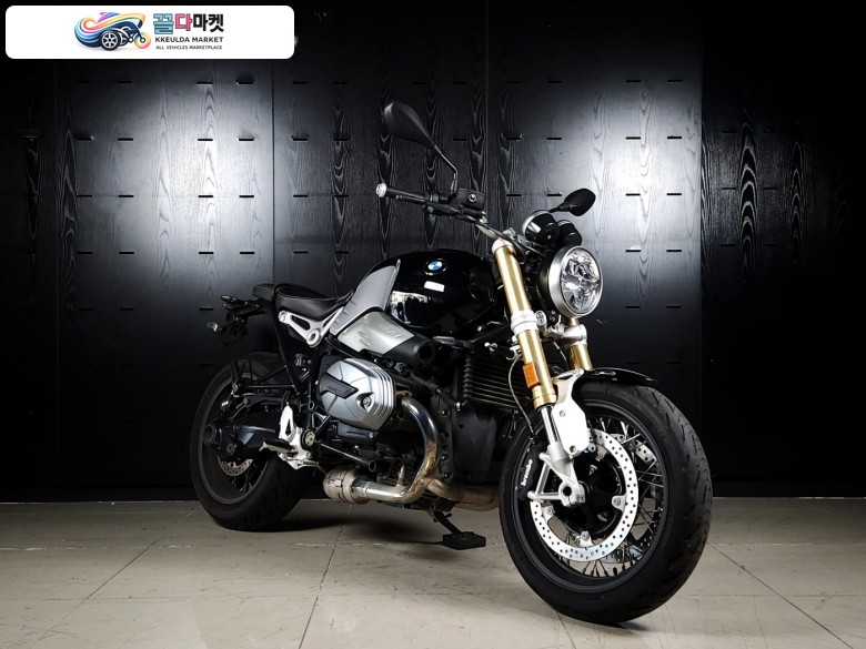 BMW R 나인 T 2023년식 [BMW 공식모델] RNINE T (알나인티 노멀) - BMW모토라드 공식 보증 워런티 2026년 11월 - 순정 아크라포빅 슬립온 배기 탑재 - 무사고 관리잘된 신차급 홈서비스 중고매물 - 정직한 최고가 대차 및 매입을 도와드립니다.