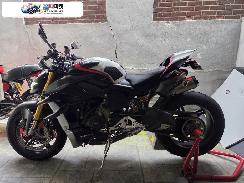 두카티 스트리트파이터 V4 SP 2022년식 두카티 스트리트 파이터 V4SP 3900KM 22년식 풀PPF 풀배기