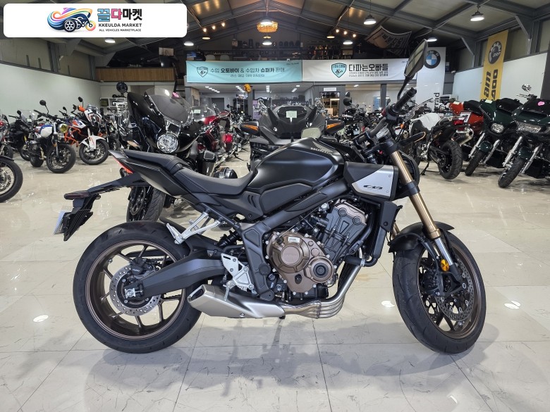 혼다 CB 650 R ABS 2025년식 CB650R MT 모델 입니다. E 클러치 모델도 신차 있습니다. 문의 주세요^^