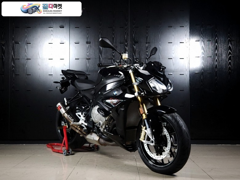 BMW S 1000 R 2020년식 [BMW 공식모델] S1000R ABS 스포츠 네이키드 - 정품 아크라포빅 슬립온 배기 구변완료 - 무사고 관리잘된 깔끔한 홈서비스 중고매물 - 정직한 최고가 대차 및 매입을 도와드립니다