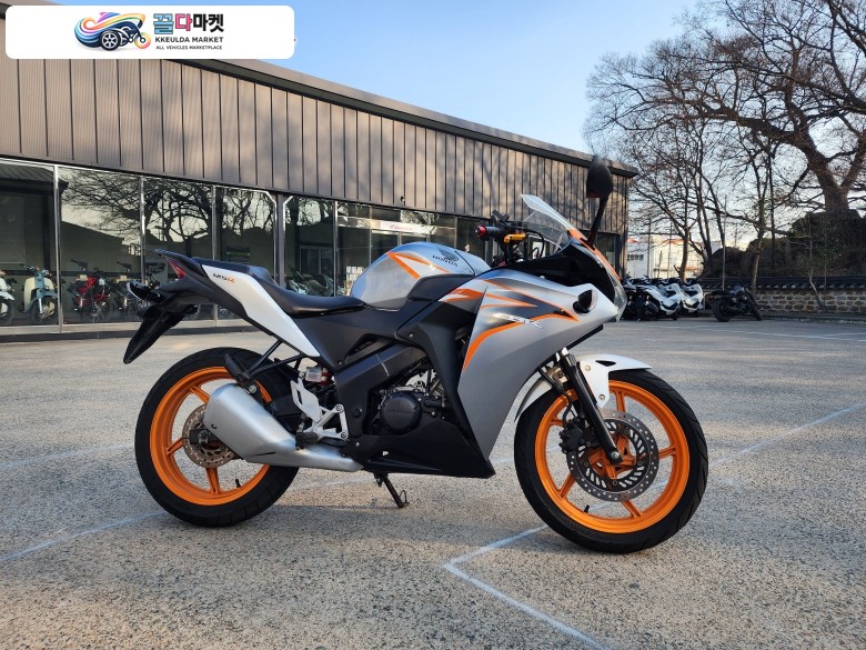 혼다 CBR 125 R 2011년식 [중고]HONDA 혼다 CBR125R 입문용 로드 스포츠 바이크 입문용으로 추천합니다.