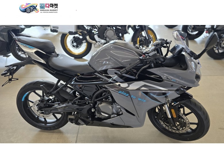 CF모토 300 SR 2023년식 CF모토 300SR 신차차량입니다.