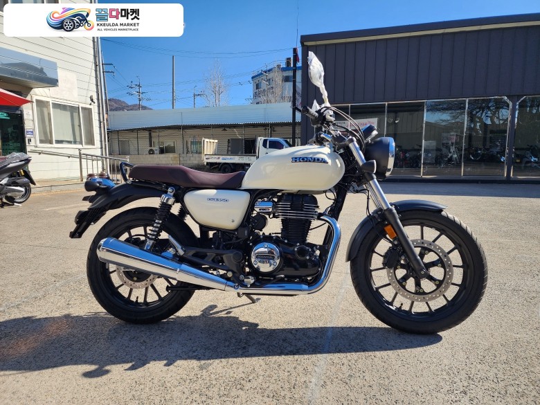 혼다 GB 350 2026년식 [신차]HONDA 혼다 GB350 균형 잡힌 차체와 크롬 디테일, 원형 포지션 램프가 어우러진 ‘Balanced Roadster’로