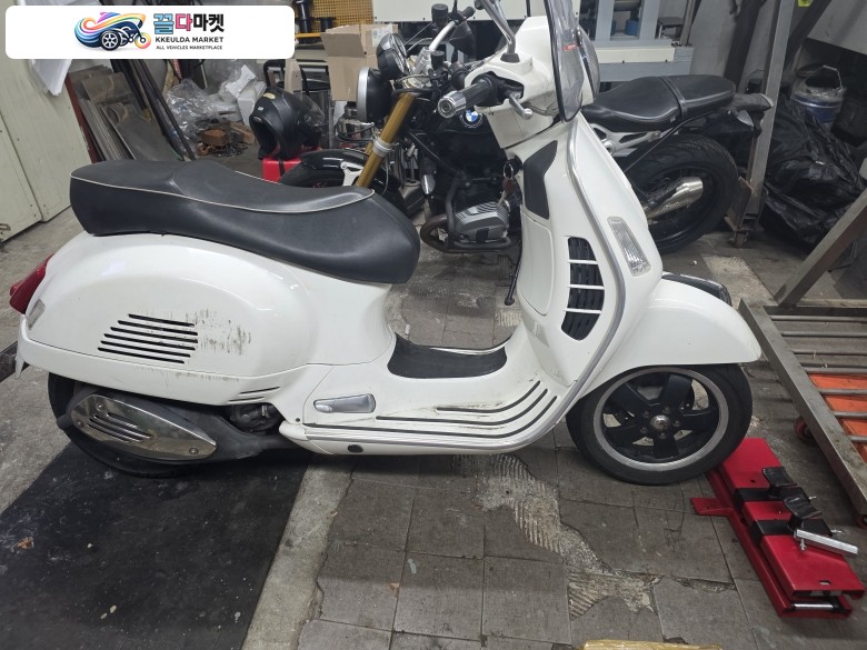 베스파 GTS 300 슈퍼 2012년식 베스파 gts300  슈퍼 팝니다