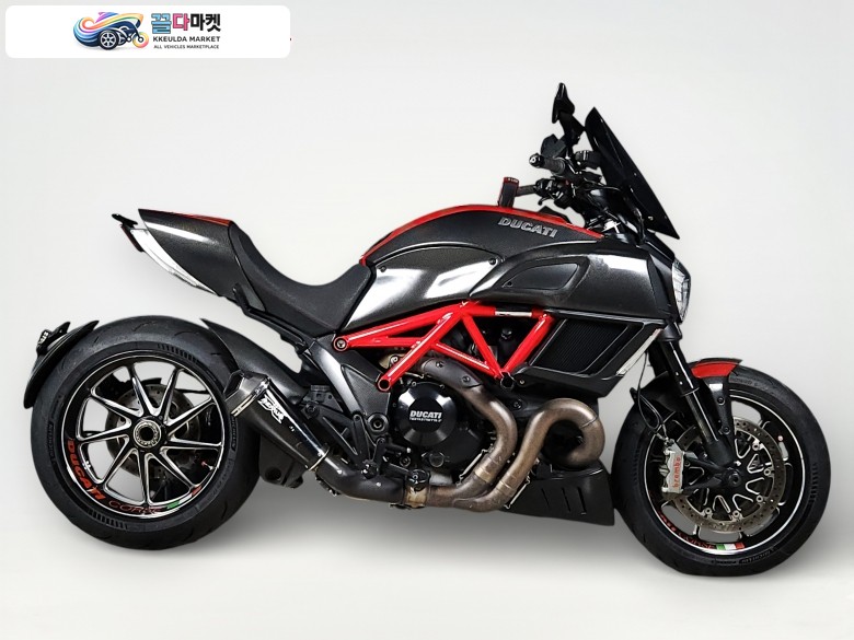 두카티 디아벨 카본 2015년식 [ DUCATI ] 디아벨 카본 (DIAVEL) 럭셔리 크루저 / 정품 레무스 슬립온 / 무사고 중고 매물 / 매입 및 대차 가능 / 후불 배송 서비스