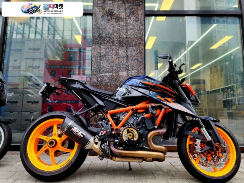KTM 1290 슈퍼 듀크 R 2022년식 2025 재고 신차 출고 1290슈퍼듀크R 라이테크, CNC레이싱, 오즈레이싱휠, SC프로젝트 머플러까지 풀 튜닝, 풀 옵션 신차급 상태