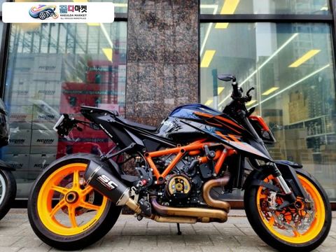 KTM 1290 슈퍼 듀크 R 2022년식 2025 재고 신차 출고 1290슈퍼듀크R 라이테크, CNC레이싱, 오즈레이싱휠, SC프로젝트 머플러까지 풀 튜닝, 풀 옵션 신차급 상태