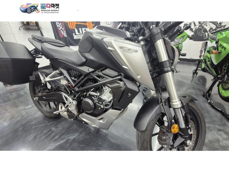 혼다 CB 125 R 2018년식 [가격하향조정] 혼다 CB125R, CB-125R 블랙오토바이 입문용, 출퇴근용 판매합니다