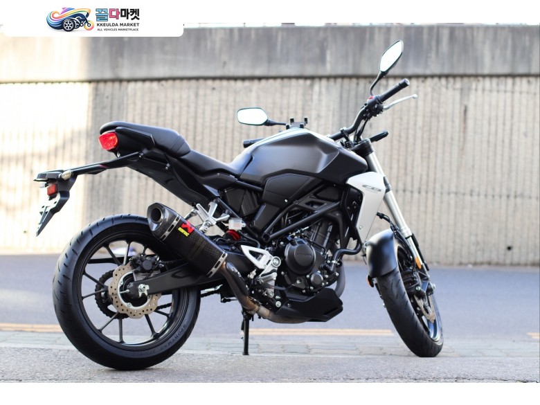 혼다 CB 300 R 2018년식 CB300R 혼다 2018년식 10668KM ABS모델 정품 아크라구변 깔끔한매물 판매합니다