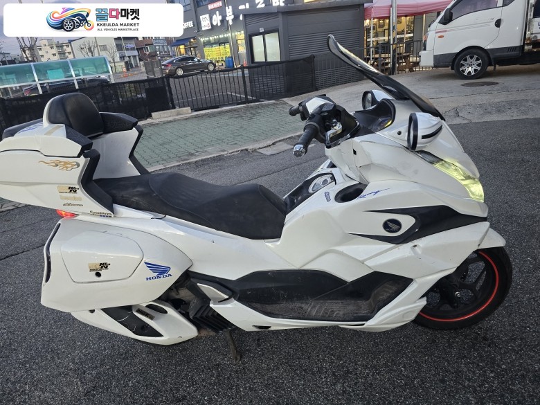 혼다 PCX 125 ABS 2022년식 2022년식 혼다 PCX125 골드윙카울튜닝 팝니다
