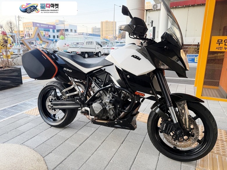 KTM 990 SMT 2011년식 KTM 990SMT 2011년식 키로수 짧은 바이크 풀옵션 판매합니다.