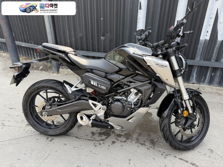 혼다 CB 125 R 2018년식 혼다 CB125R 상태깨끗 새타이어 팝니다