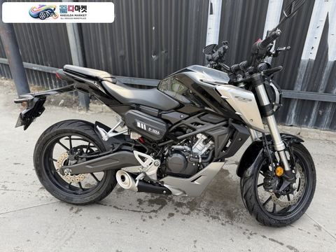 혼다 CB 125 R 2018년식 혼다 CB125R 상태깨끗 새타이어 팝니다