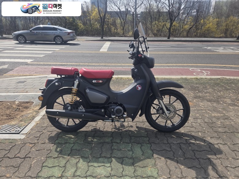 혼다 슈퍼 커브 C 125 ABS 2024년식 올린스 쇼바 장착한 신차캍은 24년식C125 ABS 판매합니다