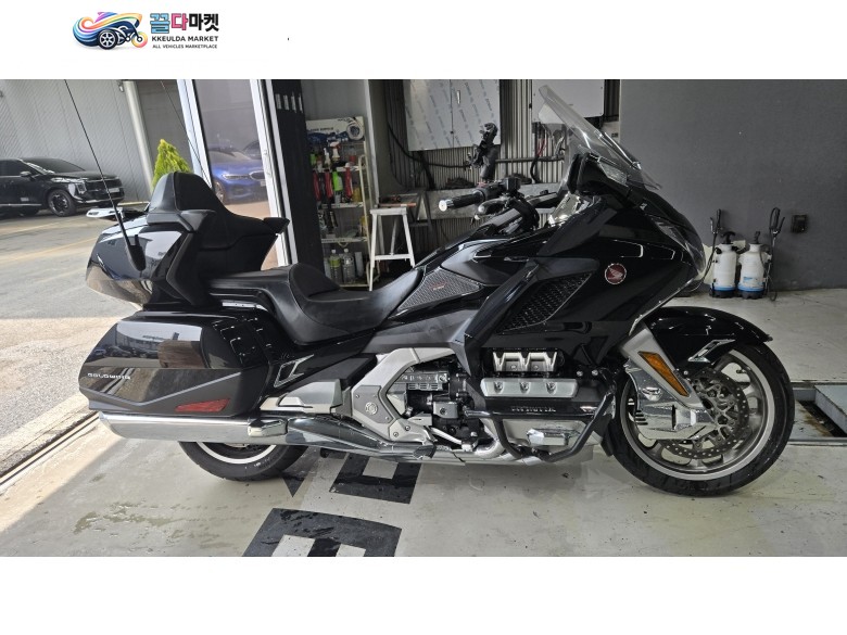 혼다 골드윙 오토매틱 DCT 2018년식 2018년  검정이  28,987km    무사고  차량