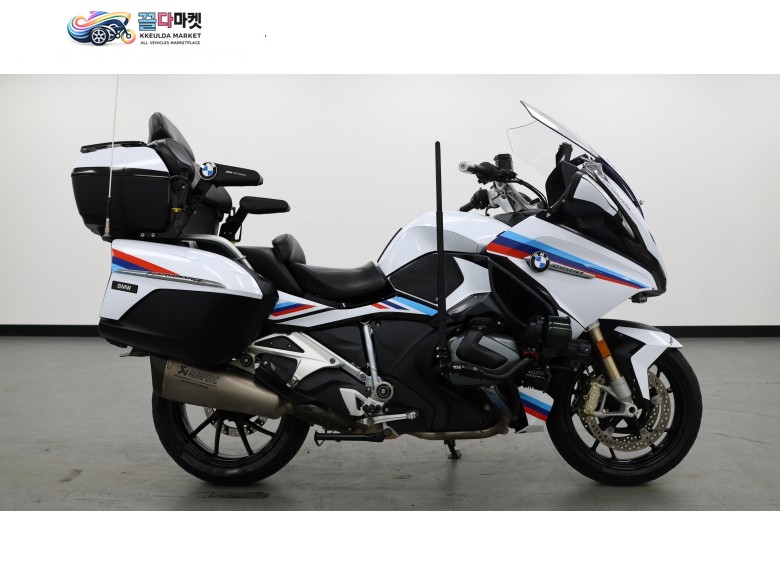 BMW R 1250 RT 2023년식 [ 매버릭바이크 ] / 아크라포빅 장착된 BMW R1250RT 판매합니다.
