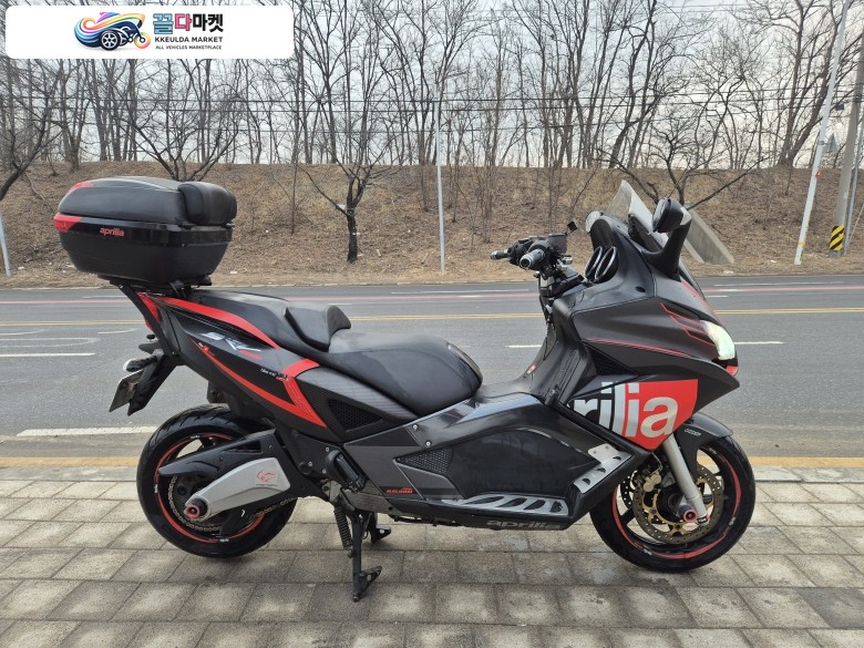 아프릴리아 SRV 850 2016년식 아프릴리아 빅스쿠터 SRV850 블랙컬러모델 아크라포비치 머플러