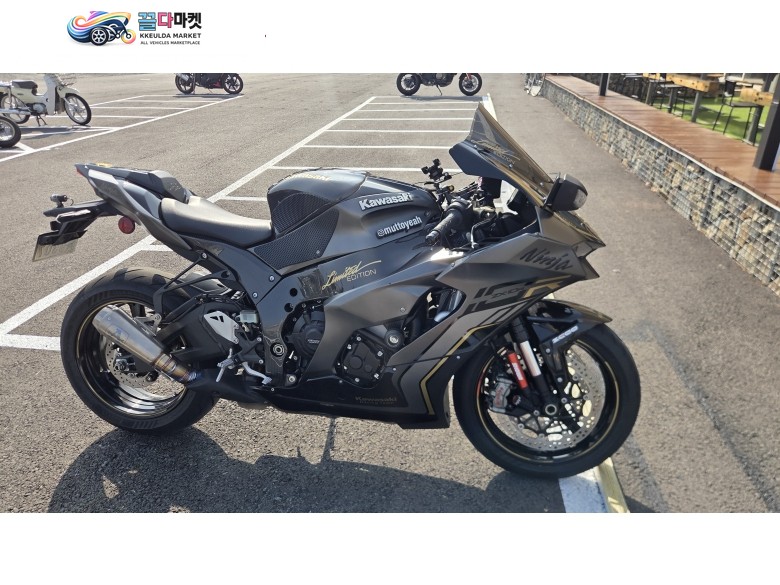 가와사키 닌자 10 R ABS 2023년식 zx10r 23년식 적은키로수 한정색상 블랙골드