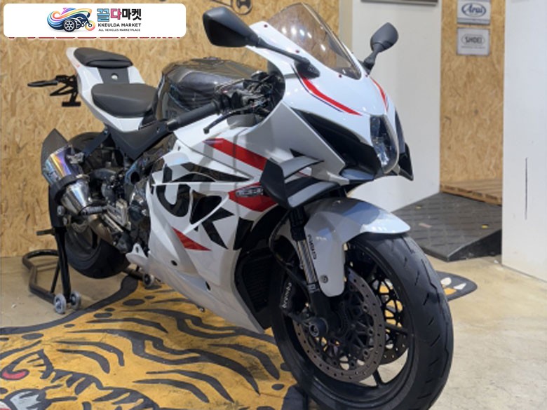 스즈끼 GSX R 1000 ABS 2017년식 r1000r 보다 옵션좋은 r1000 판매합니다