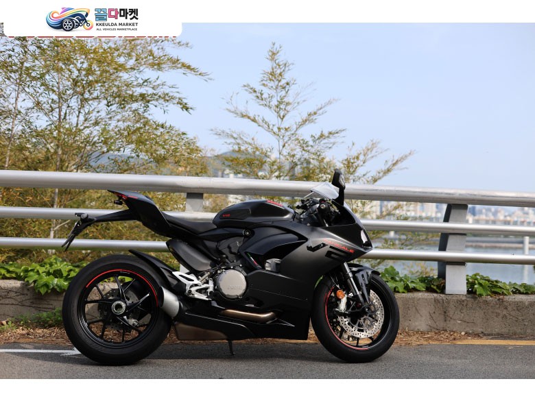 두카티 파니갈레 V2 2024년식 두카티 파니갈레 V2 블랙 에디션 2024년식 4050km