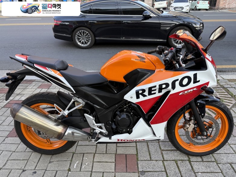 혼다 CBR 300 R 2015년식 *******************혼다 cbr300r 랩솔 컬러 주행거리 2874km 주행 **********************