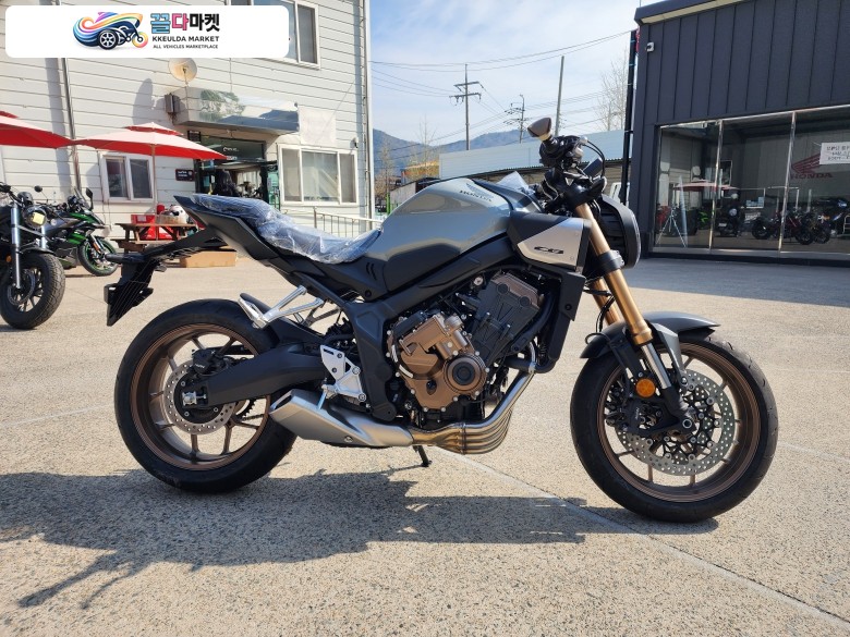 혼다 CB 650 R E 클러치 2025년식 [신차]HONDA 혼다 CB650R E 클러치 도심에서의 주행이 연상되는 디자인에 직렬 4기통 엔진을 더해 스포티한 네이키드