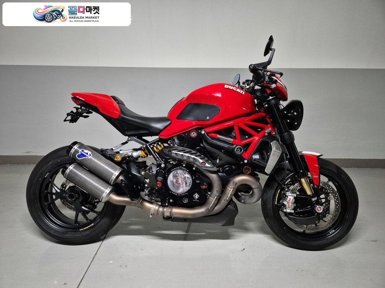 두카티 몬스터 1200 R 2016년식 신차급 풀튜닝 풀옵 1200R 판매합니다.