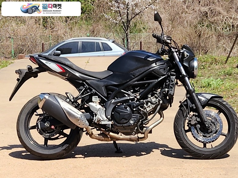 스즈끼 SV 650 2017년식 스즈키 SV650 1만키로 이하 주행거리를 자랑합니다. 전 기종대차가능