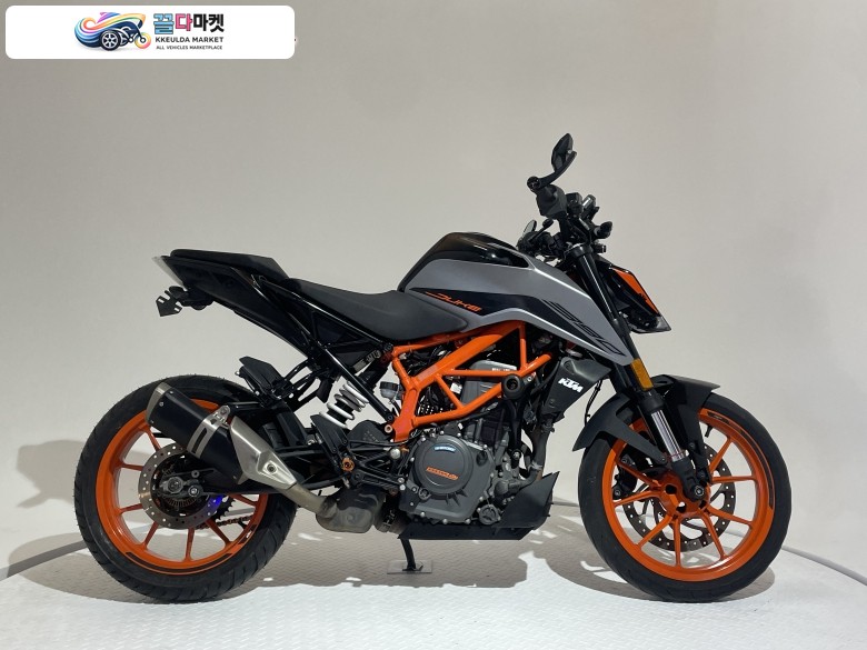KTM 390 듀크 2021년식 [바이크스테이션] ●사용검사가능● 점검완료 상태양호 F,R타이어신품교체 지넷1CH블박 에보텍포크슬라이더 에보텍프레임슬라이더 에보텍후크볼트 SP커넥트거치대 바엔드미러 튜닝스텝 휀다리스킷