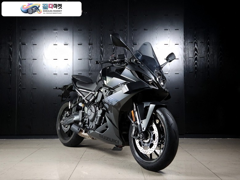 스즈끼 GSX 8 R 2025년식 [스즈키 공식모델] GSX-8R - 정품 지넷 MVR G1 PRO 2채널 블랙박스 장착 - 무사고 관리잘된 깔끔한 중고 매물 - 정직한 매입과 최고가 대차를 도와드립니다