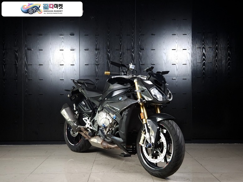 BMW S 1000 R 2019년식 [BMW 공식모델] S1000R ABS PRO 스포츠 네이키드 - 순정 아크라포빅 슬립온 배기 탑재 - 무사고 관리잘된 깔끔한 홈서비스 중고매물 - 정직한 최고가 대차 및 매입을 도와드립니다